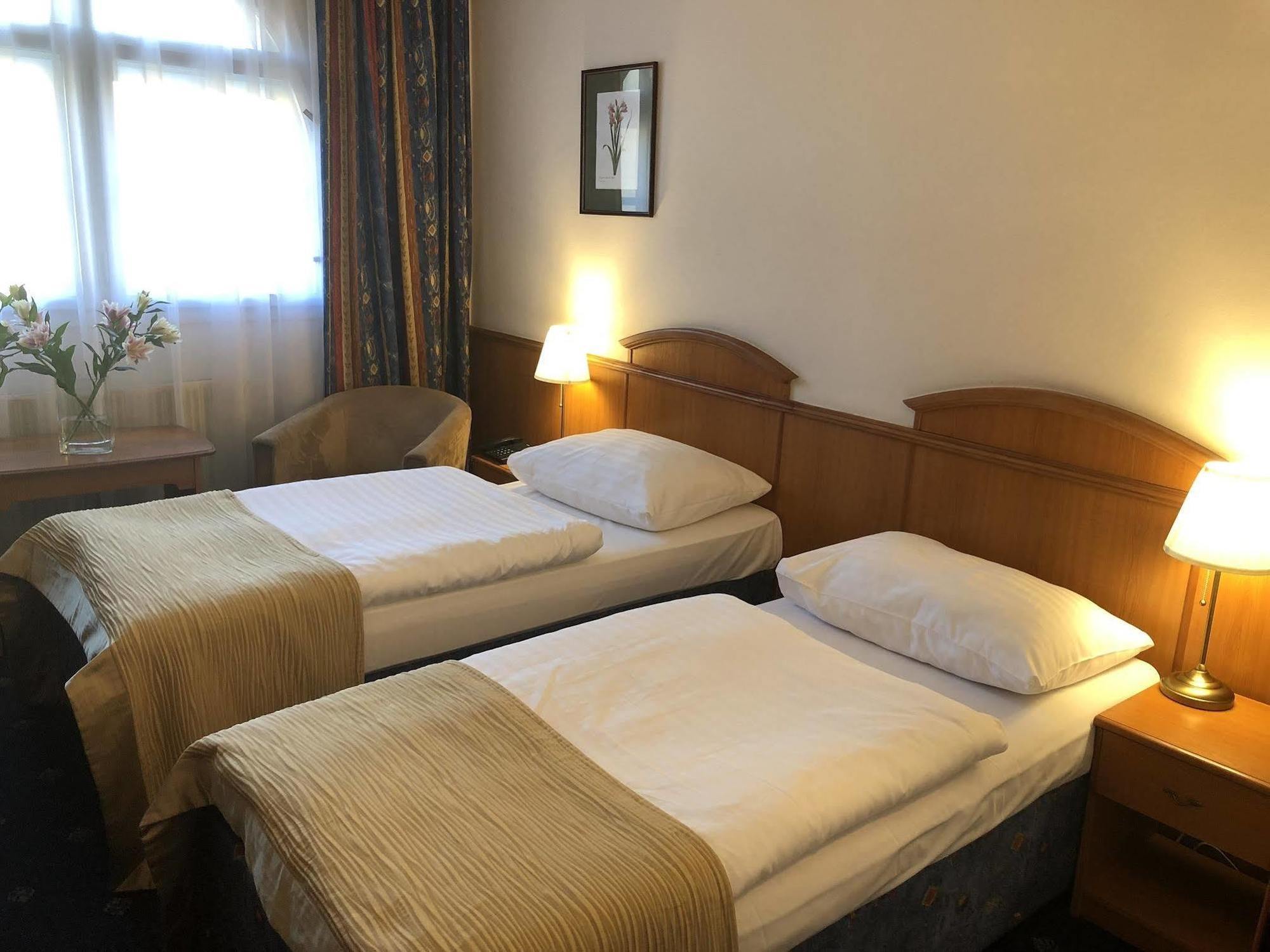 Kavalir Hotel Praha Bagian luar foto